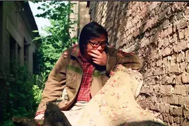 路遥很穷吗？写《平凡的世界》抽烟花掉4万块，最后借路费去领奖图片
