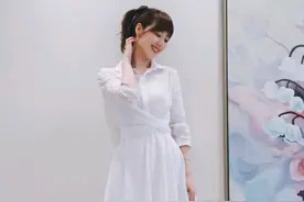 王冠在赶时髦，身穿白色衬衫裙甜美感十足，这衣品确实很不错图片