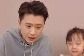 央视主持杨帆辅导作业，气得翻白眼掐人中？女儿草稿纸都是清华的图片