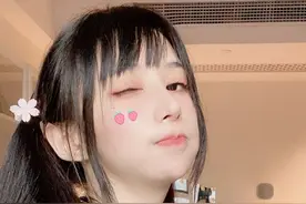 蔡萝莉滤镜掉落，素颜照曝光，翻车不存在，是男粉要求太高了图片