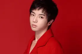 《王牌》华晨宇喝水躲惩罚，被沈腾偷袭后兴奋还击，关晓彤却惨了图片