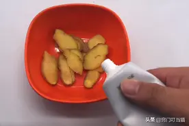 把牙膏挤在生姜上，真是太实用了，解决了很多家庭的烦恼图片