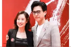 靳东时隔6年与刘敏涛同框！身材发福仍帅气，二人亲密搂肩感情深图片