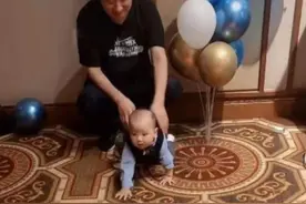 “执着宝宝”来抓周，两次都奔同一物品，爸爸看得笑容都挂不住了图片