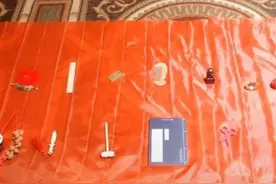 “执着宝宝”来抓周，两次都奔同一物品，爸爸看得笑容都挂不住了图片