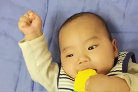 6个月前宝宝：还没掌握4个动作，当心“发育迟缓”，尽早查查图片