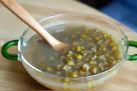 煮绿豆汤，浸泡后别直接煮，学3个技巧，10分钟软烂开花，汤不红图片