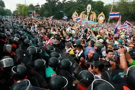 泰国新生代竟敢挑战王权，都怪国王太任性？图片
