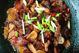 腌腊鱼时，别直接就加盐腌，多加1个步骤，腊鱼鲜嫩紧实，香味足图片