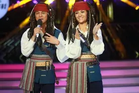 王祖蓝模仿华晨宇，兰花指拿捏到位，有谁注意到周深毛不易的表情图片