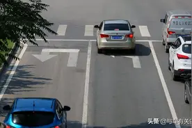 路口掉头用不用看信号灯？这才是正确走法，很多新手走错被扣分图片