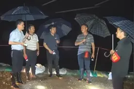 暴雨过境，防汛大堤上的十二时辰图片