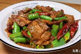 线椒不止是炒鸡蛋，和五花肉一起炒，香辣过瘾，一周5天吃不腻图片