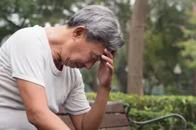 75岁大爷自述：进养老院1年，精神快要崩溃，每天都活在痛苦之中图片