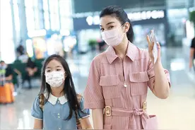 黄奕带女儿走机场，黄芊玲穿小蓝裙长发披肩，网友称：单眼皮美女图片