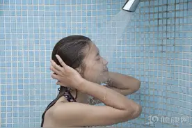 女性洗澡时，为什么喜欢站着排尿？除了爽，或会招来3个危害图片