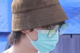 31岁华晨宇戴口罩敷面膜出街，脸小到口罩遮大半，网友：太精致图片