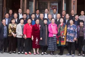 昔日两年半青春共度　今朝四十五岁月同歌图片