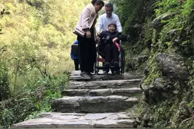 暖心！吉首男子推轮椅陪91岁母亲游德夯苗寨，上下台阶一步一步挪图片