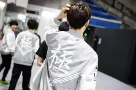 严君泽谈Theshy，他说第二没人敢称第一！和另一个国产上单同级别图片
