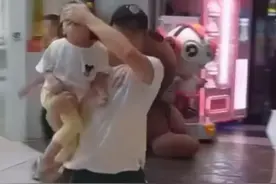“机智奶爸”火了，捂着孩子眼睛在商场狂奔，路人：差点就报警了图片