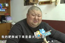 体重355斤巨胖男子，每天只能坐着睡觉……图片