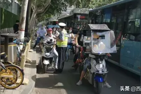 骑车戴了头盔为啥还要罚？交警：因违反了这些交通法规图片