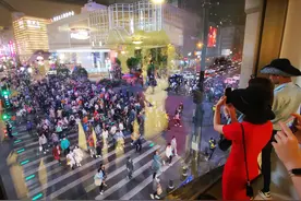 上海南京路再现武警战士“拉链式”过马路成独特风景引围观拍摄图片