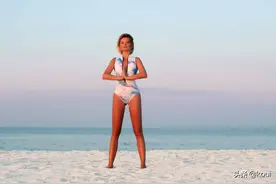 夏季海边游，连体泳衣穿出最美的身材图片