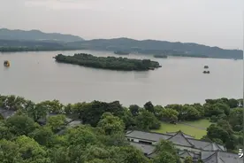 怎不忆江南？江南杭州，烟雨楼台中图片