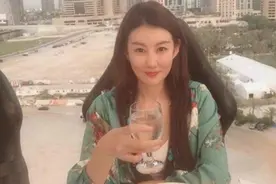 王宝强带女友聚会，白富美女友衣着时尚钻戒吸睛，默默开车不插话图片
