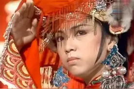 8版《倚天》周芷若凤冠霞帔剧照对比，就知道后来拍摄的有多好图片