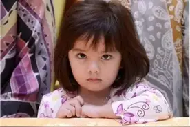 9岁马来西亚公主“摆臭脸”，被迫营业成网红，网友：奶凶奶凶的图片