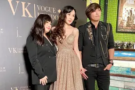 萧蔷穿蛇网裤大劈叉！做高难度瑜伽大秀S型曲线，“蜜桃臀”吸睛图片
