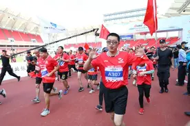 1500名运动爱好者跑“微马”，主体育场恢复原有功能，武汉体育中心热闹起来了图片