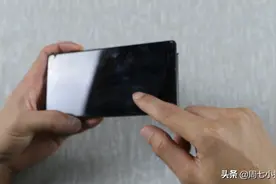 花露水和手机放在一起，手机焕然一新，不用买新的了，太实用了图片