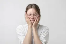女生修手机后收到裸照勒索，让她绝望的却是网友的评论，字字诛心图片
