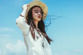 坐月子婆婆去旅行，娘家人照顾一个月，回来后婆婆道歉说后悔图片