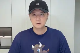 41岁任重近况曝光，两鬓白发引人瞩目，眼袋下垂已有发福相图片