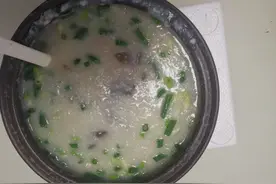 一分钟学会皮蛋瘦肉粥，小孩子能吃满满两大碗图片
