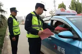 运管三大措施精准打击！无证司机猛踩油门撞执法车，乘客吓懵了图片