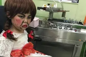 这个小男孩很生气，不但被妈妈骗装鬼还被带去看牙医图片