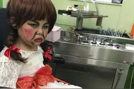 这个小男孩很生气，不但被妈妈骗装鬼还被带去看牙医图片