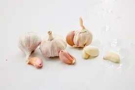 吃大蒜能杀菌，还可以防癌，真假？大蒜虽好，但3类人尽量少吃图片