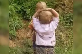 两个泥娃玩得满身是泥，自己却浑然不知，网友：妈妈三秒抵达场图片