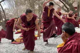 游色拉寺：再遇残疾拜佛人，看僧人精彩辩经，为什么拉萨滴滴车贵图片
