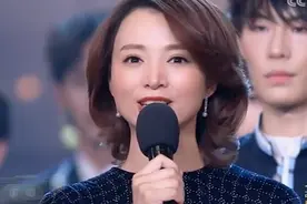跨年各台主持人对比：汪涵结巴何炅抢词不背词，央视主持全员脱稿图片