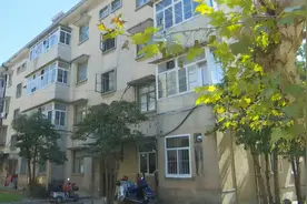 男子患上尿毒症摘除了一个肾，想卖房自救却发现，10年前买的房子至今无法过户图片