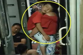 母亲带娃坐火车没买到座票，抱着娃站几个小时都没人让座，太心酸图片
