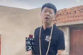 边捡破烂边抽中华，抖音爆火的东北街溜子到底有多爱装逼？图片